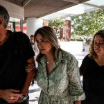 Marisol Burón Flores (c) a su llegada para declarar en el juicio contra el acusado del asesinato de su hija, Marta Calvo