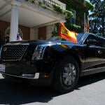 El Cadillac One, coche del presidente Joe Biden, a su llegada para reunirse con Pedro Sánchez en el Palacio de la Moncloa