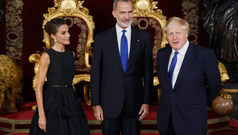 MADRID, 28/06/2022.- Los reyes de España Felipe (c) y Letizia posan con el primer ministro británico Boris Johnson durante la recepción a los jefes de Estado y jefes de Gobierno que participan en la cumbre de la OTAN, hoy martes en el Salón del Trono del Palacio Real, en Madrid. EFE/Juanjo Martín. POOL