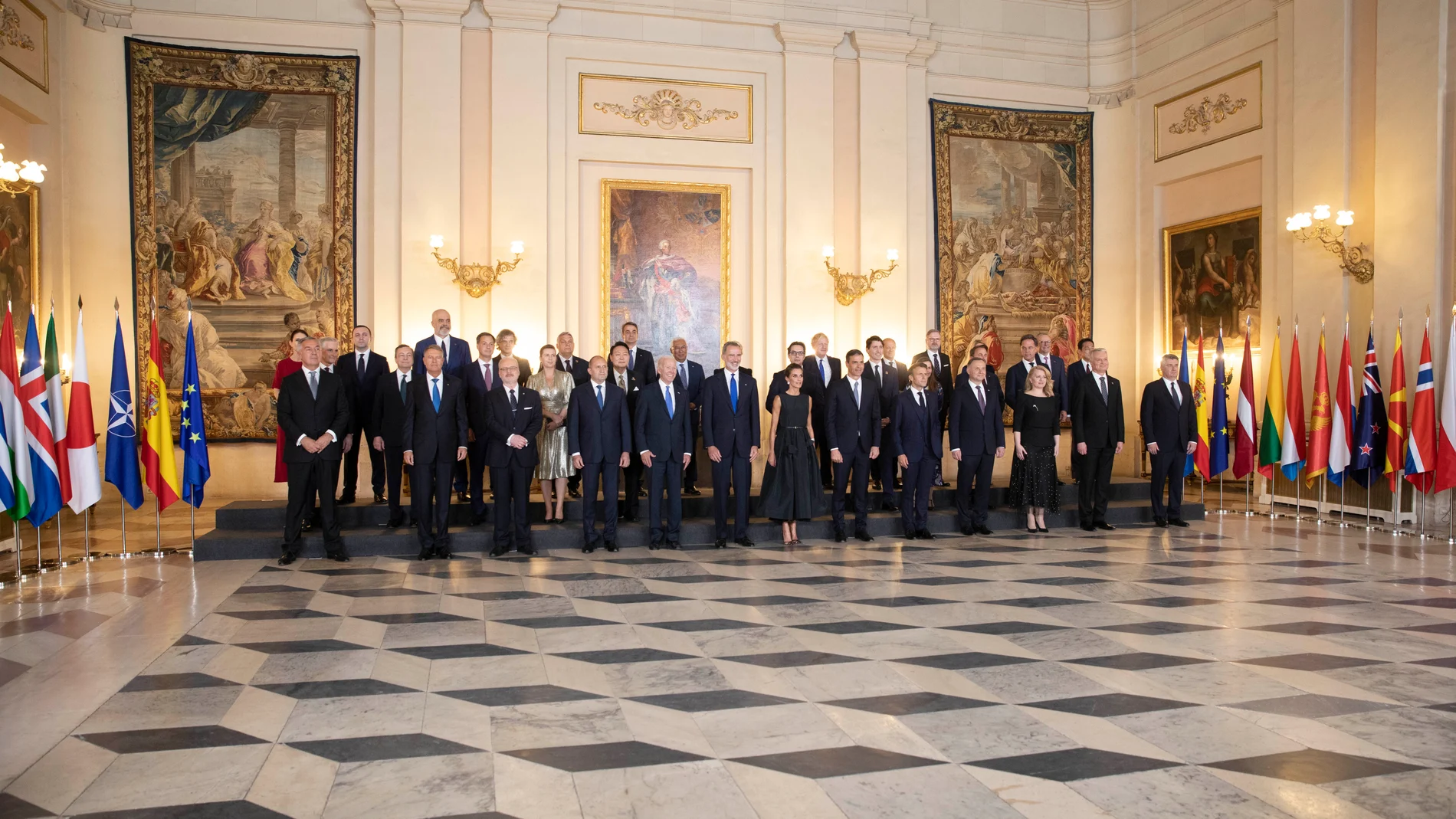 Foto de familia de la cumbre de la OTAN con los Reyes de España