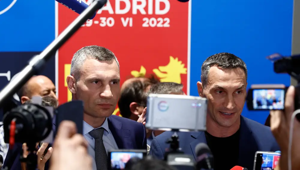El alcalde de Kiev, Vitali Klitschko, y su hermano Vladímir (d) este martes en las instalaciones de IFEMA, en Madrid