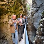 El consejero de Medio Ambiente, Vivienda y Medio Ambiente, Juan Carlos Suárez-Quiñones, acompañado de los alcaldes del espacio natural Sabinares del Arlanza-La Yecla y otros representantes institucionales, ha visitado las actuaciones de la Junta en el Desfiladero de la Yecla.