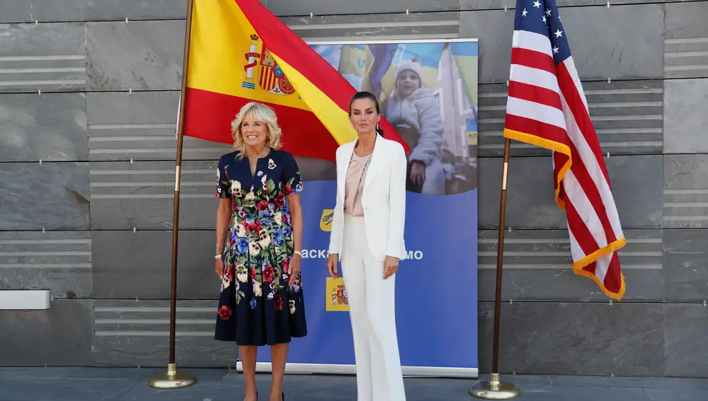 La reina Letizia y la primera dama de Estados Unidos, Jill Biden (i), antes de visitar este martes, el centro de acogida de refugiados ucranianos, en Pozuelo de Alarcón (Madrid). EFE/ Mariscal