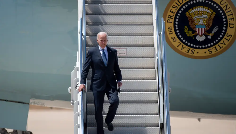 El presidente de EEUU, Joe Biden, baja por las escaleras de su avión Air Force One