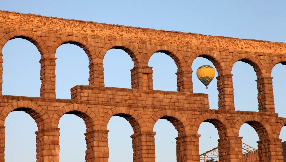 Un globo aerostático sobrevuela los cielos de Segovia, con la vista del Acueducto