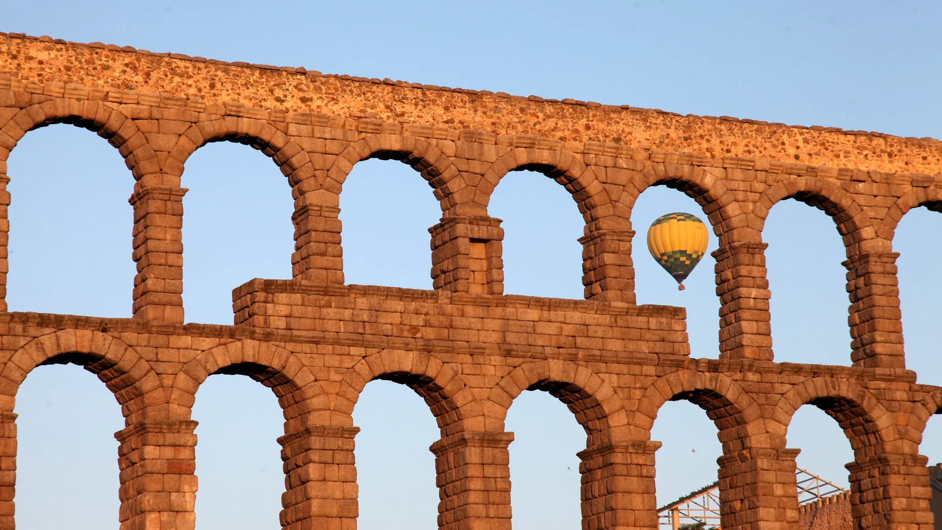 Un globo aerostático sobrevuela los cielos de Segovia, con la vista del Acueducto