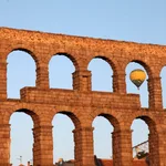 Un globo aerostático sobrevuela los cielos de Segovia, con la vista del Acueducto