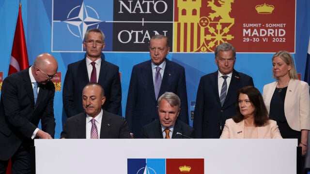 Los ministros de exteriores de Turquía, Mevlüt Çavusoglu; Finlandia, Pekka Haavisto, y Suecia, Ann Linde, firman este martes un acuerdo tras varias horas de reuniones para desbloquear el veto turco