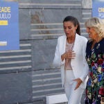 POZUELO DE ALARCÓN (MADRID), 28/06/2022.- La reina Letizia y la primera dama de Estados Unidos, Jill Biden (d) visitan ese martes, el centro de acogida de refugiados ucranianos, en Pozuelo de Alarcón (Madrid). EFE/ Mariscal
