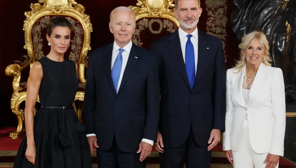 Los reyes Felipe (2d) y Letizia (i) posan con el presidente de Estados Unidos Joe Biden y su esposa Jill Biden