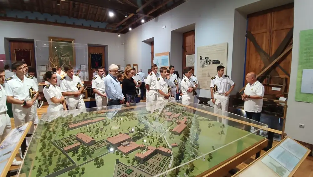 Los guardiamarinas de Elcano visitando el museo dedicado a la Real Fábrica de Artillería cántabra