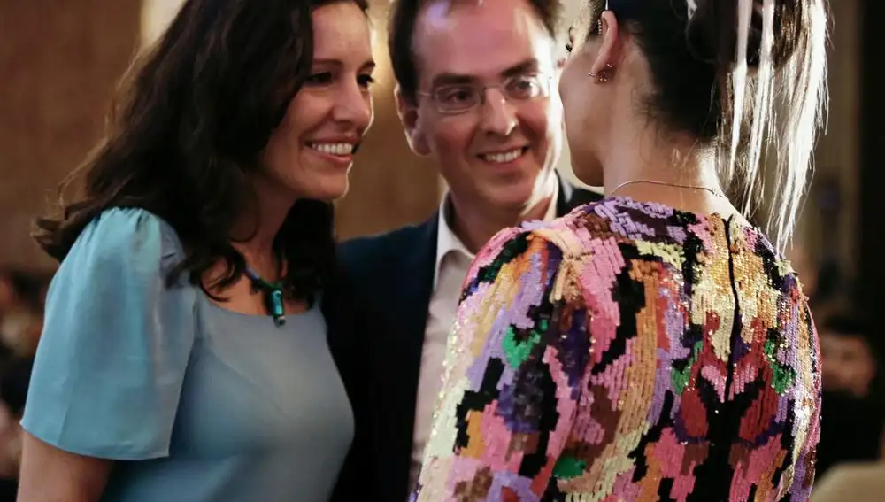 Maria Eugenia Carballedo y Javier Gómez hablando con Cristina Pedroche