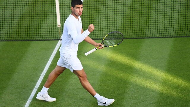 Carlos Alcaraz celebra su clasificación para la tercera ronda de Wimbledon