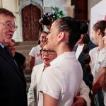 El president de la Generalitat, Ximo Puig, conversa con unas atletas durante el acto de presentación del Campeonato Mundial de Gimnasia Rítmica 2023