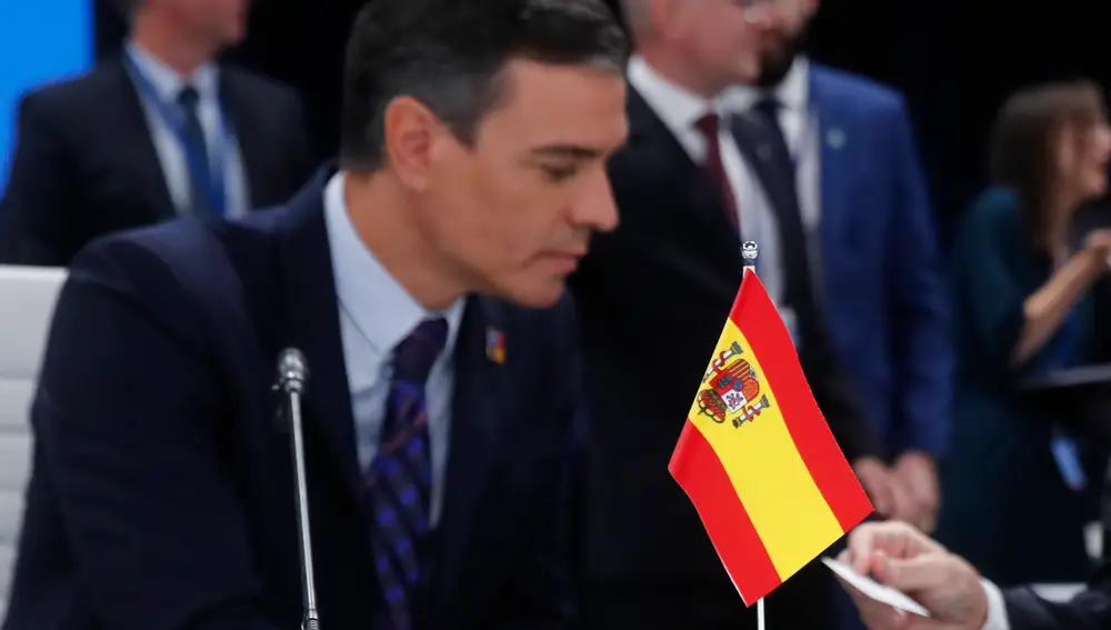 MADRID, 29/06/2022.- El presidente del Gobierno, Pedro Sánchez interviene con la bandera de España al revés durante el inicio de la cumbre de la Alianza en Madrid. EFE/Juan Carlos Hidalgo