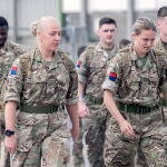 Miembros del ejército británico y un oficial de la Fuerza de Fronteras trabajan para escoltar a personas en barcos que cruzan el Canal de la Mancha desde Francia hasta Dover, Gran Bretaña, el 29 de junio de 2022. (Francia, Ruanda, Reino Unido) EFE/EPA/STUART BROCK