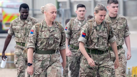 Miembros del ejército británico y un oficial de la Fuerza de Fronteras trabajan para escoltar a personas en barcos que cruzan el Canal de la Mancha desde Francia hasta Dover, Gran Bretaña, el 29 de junio de 2022. (Francia, Ruanda, Reino Unido) EFE/EPA/STUART BROCK