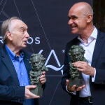 Fernando Méndez-Leite (izquierda) y Antonio Muñoz sostienen unas estatuillas durante la presentación de la gala, este miércoles en Sevilla