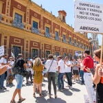 Los trabajadores de Abengoa se han concentrado ante el Palacio de San Telmo, en Sevilla