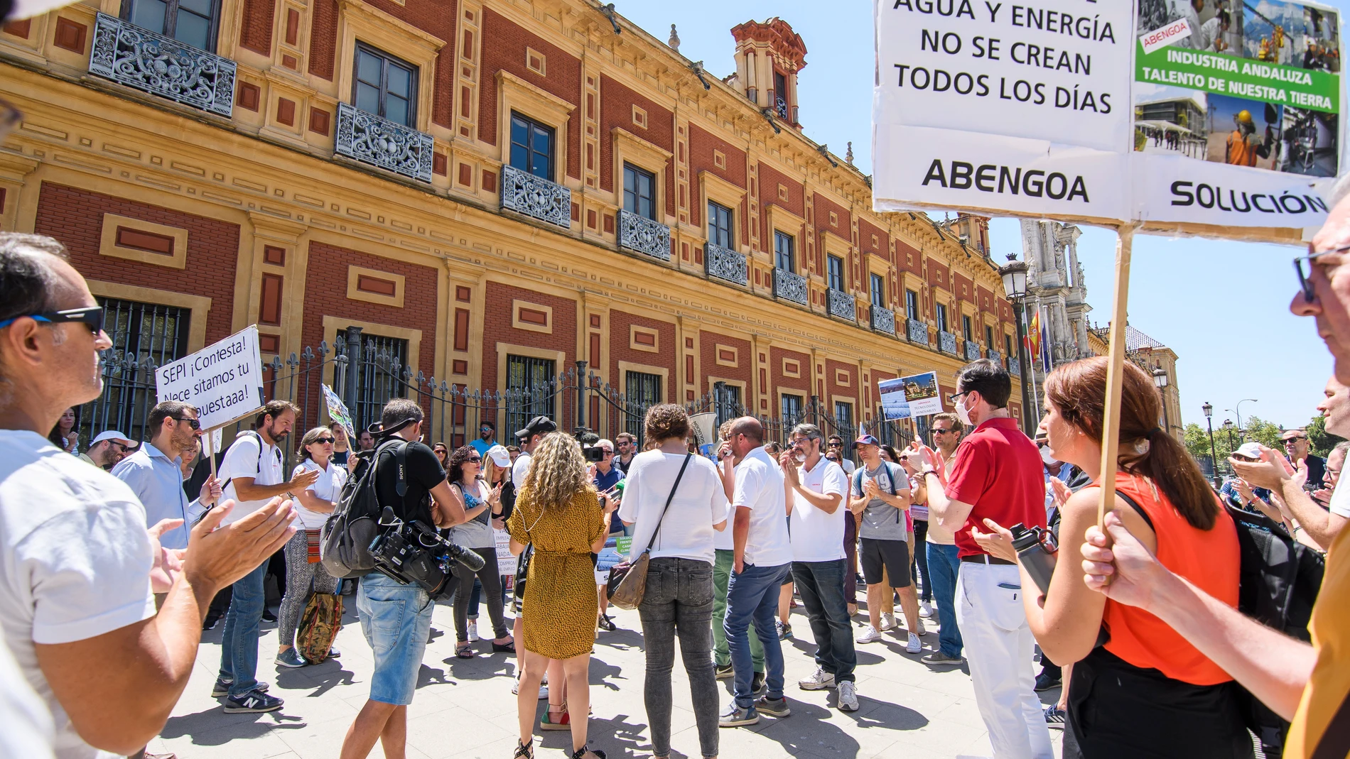 Los trabajadores de Abengoa se han concentrado ante el Palacio de San Telmo, en Sevilla