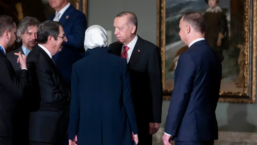 El presidente de Turquía, Recep Tayyip Erdogan, conversa rodeado de obras de Velázquez