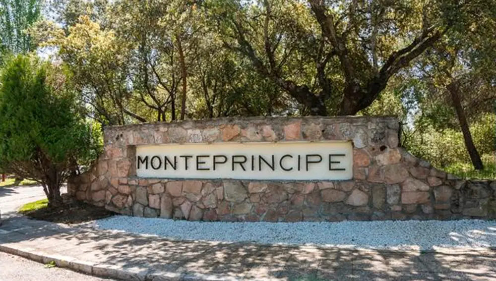 Entrada de la urbanización Montepríncipe.