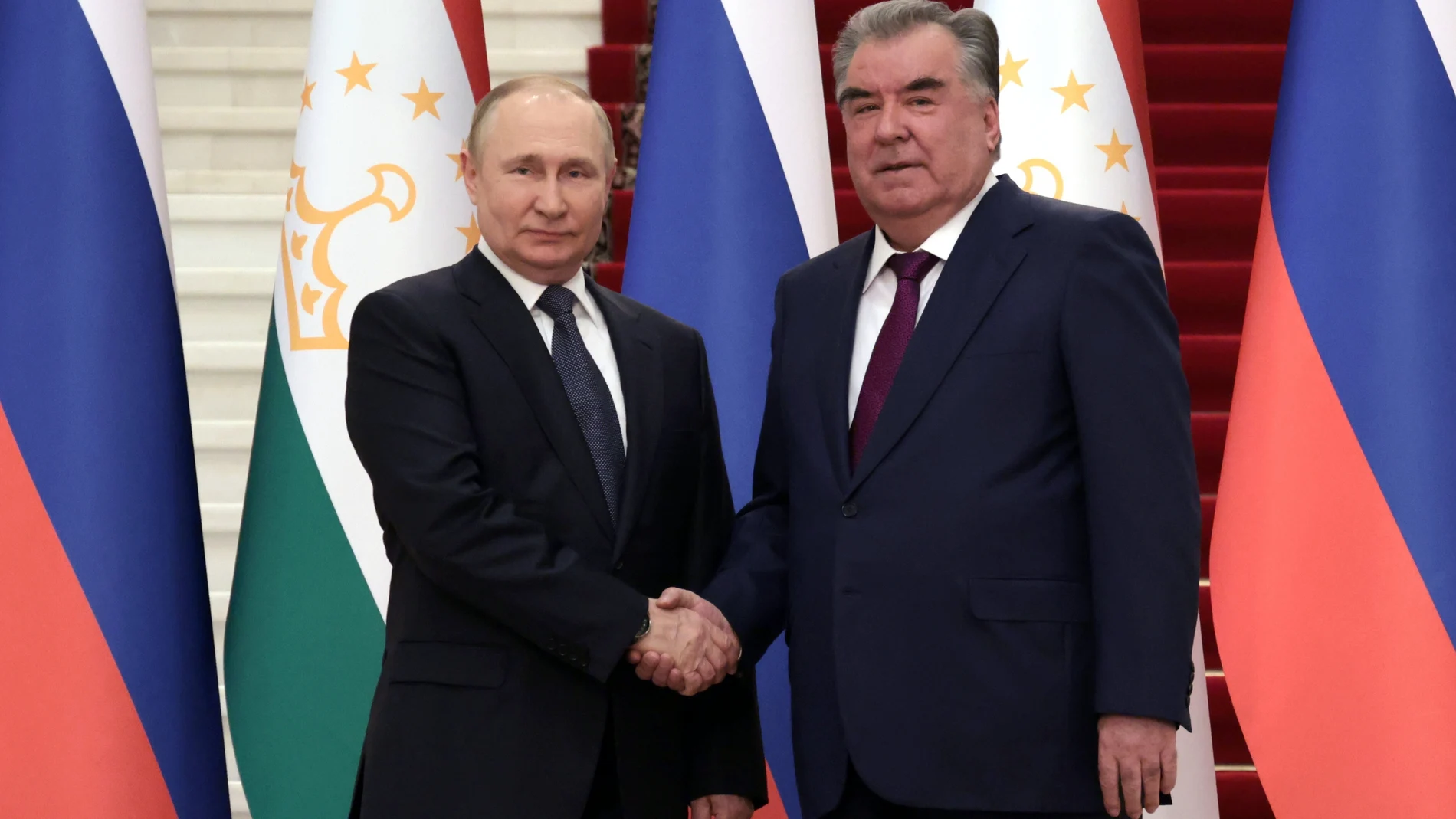 Vladimir Putin estrecha la mano al presidente de Tayikistán, Emomali Rakhmon
