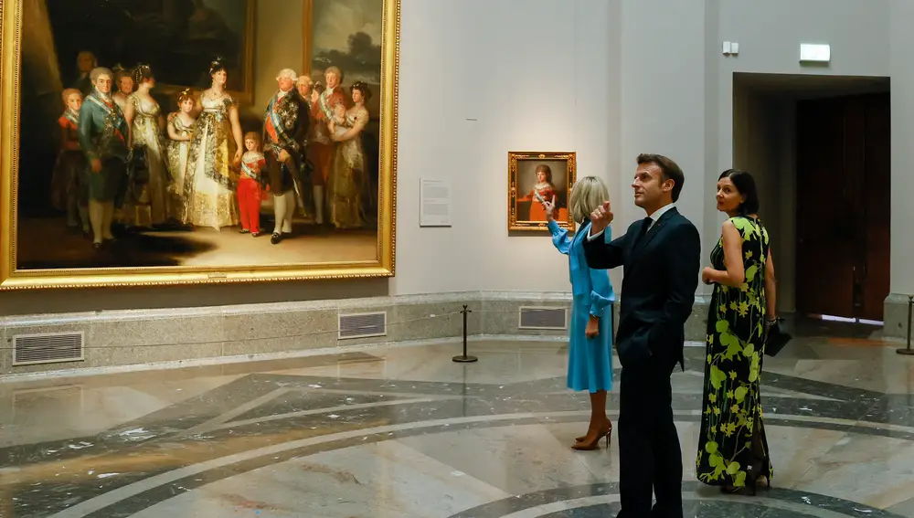 Emmanuel y Brigitte Macron, así como Annik Prendes, esposa del primer ministro belga, junto a la obra &quot;Familia de Carlos IV&quot;, de Goya