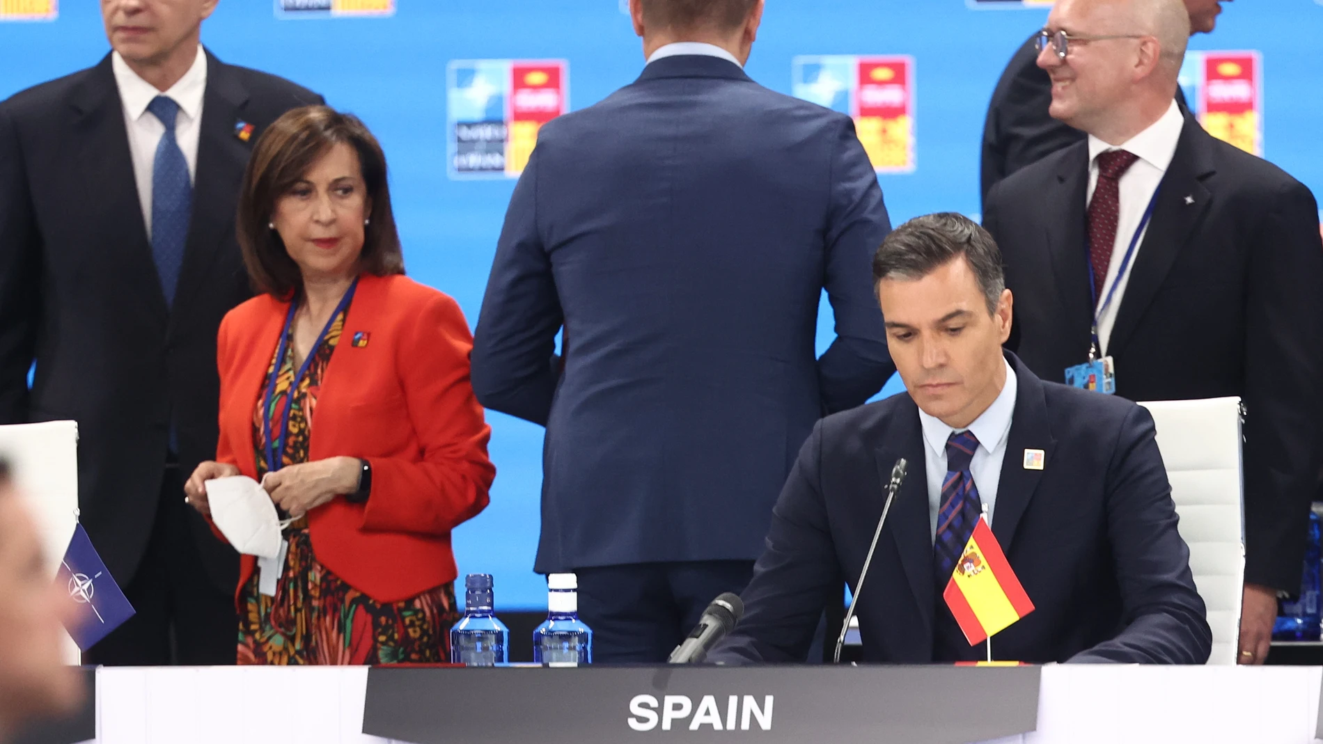 La ministra de Defensa, Margarita Robles y el presidente del Gobierno, Pedro Sánchez, durante la primera jornada de la Cumbre de la OTAN 2022 en el Recinto Ferial IFEMA MADRID, a 29 de junio de 2022, en Madrid (España)