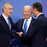 Pedro Sánchez junto con el secretario general de la OTAN, Jens Stoltenberg (i), y el presidente de los Estados Unidos, Joe Biden
