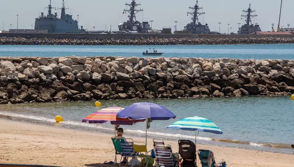 Varios buques militares vistos desde una playa cercana a la base de Rota