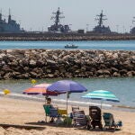Varios buques militares vistos desde una playa cercana a la base de Rota