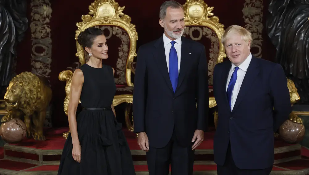 Los Reyes Felipe y Letizia junto al primer ministro británico, Boris Johnson
