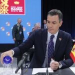 El presidente del Gobierno, Pedro Sánchez (d), la primera reunión de la cumbre de la OTAN que se celebra este miércoles en el recinto de Ifema, en Madrid. EFE/Juan Carlos Hidalgo
