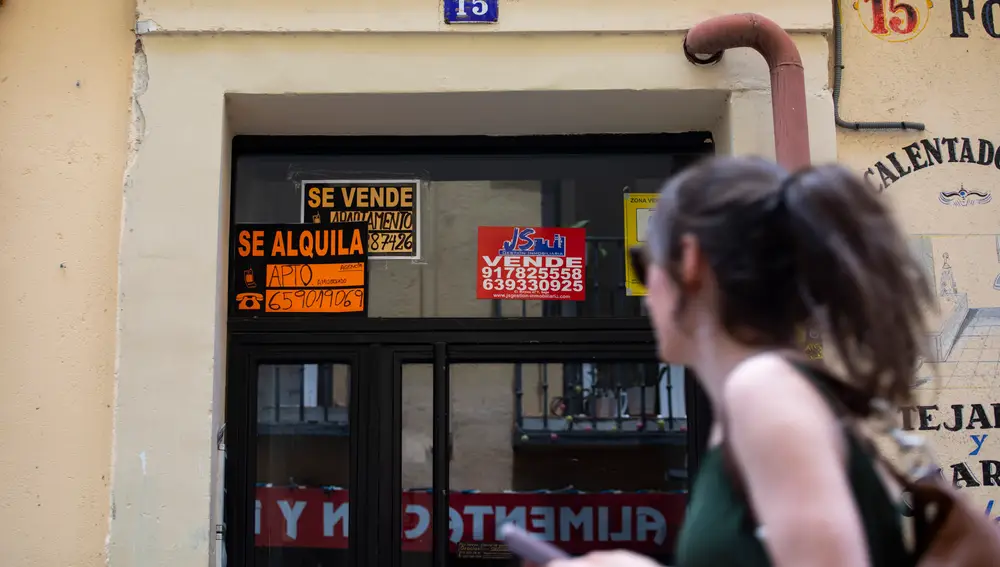Carteles anunciando viviendas en venta y en alquiler