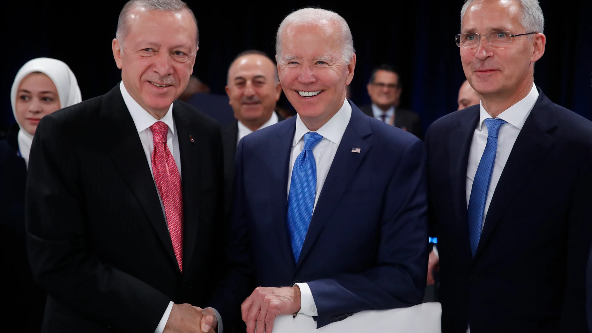 El presidente de los Estados Unidos, Joe Biden (c), saluda al presidente turco, Recep Tayyip Erdogan (i), ante el secretario general de la OTAN, Jens Stoltenberg