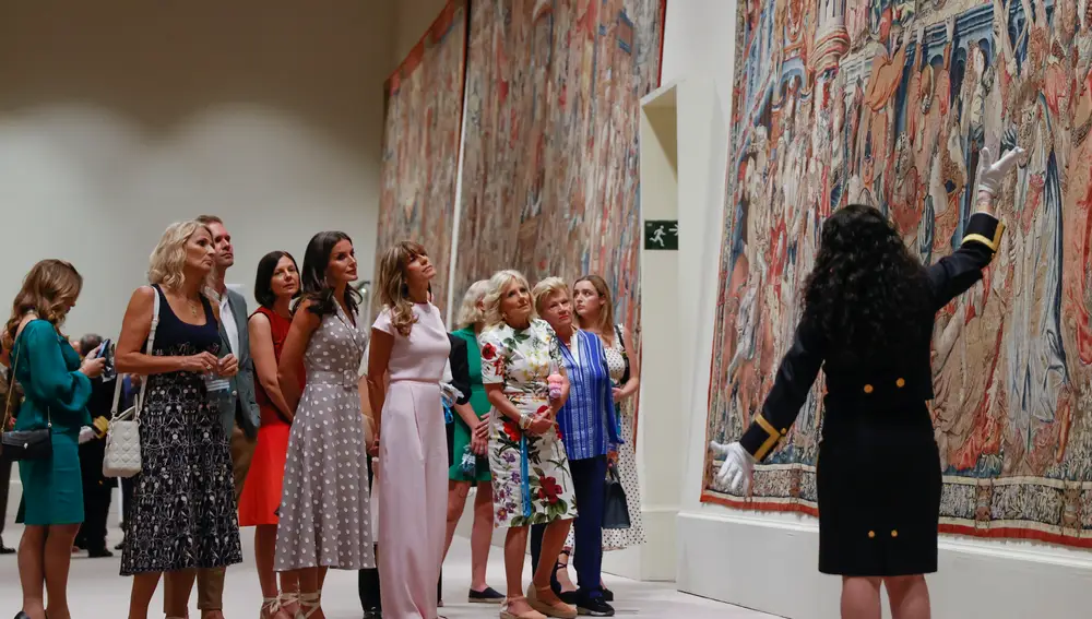 GRAF264. GRANJA DE SAN IDELFONSO (SEGOVIA), 29/06/2022.- La reina Letizia (c), la mujer del presidente del Gobierno, Begoña Gómez (c-d) y la primera dama estadounidense, Jill Biden (3d) visitan una exposición de tapices.