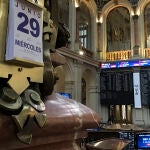 MADRID, 29/06/2022.- El IBEX 35, el principal selectivo español, baja el 1,09 % este miércoles ante las renovadas preocupaciones sobre el crecimiento económico, en una jornada en la que el foco de atención estará en el dato definitivo del PIB de EE. UU., y en la inflación adelantada de junio de España y Alemania.- EFE/Vega Alonso del Val