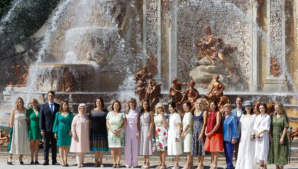 La Reina Letizia posa con los acompañantes de los mandatarios que asisten a la cumbre de la OTAN