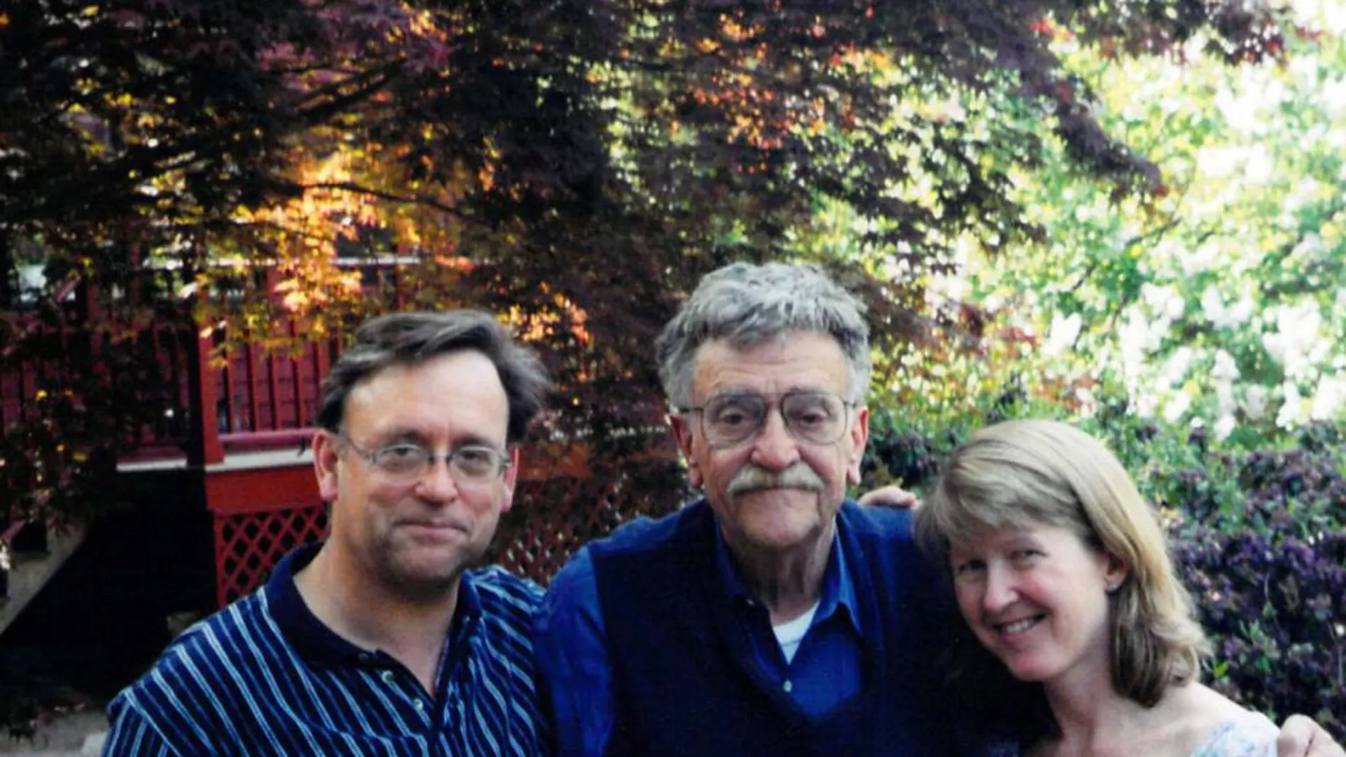 Mark Vonnegut, con su padre Kurt y su esposa Barb