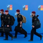 Miembros de la policía nacional a su llegada a la primera jornada de la cumbre de la OTAN en el pabellón de Ifema en Madrid.