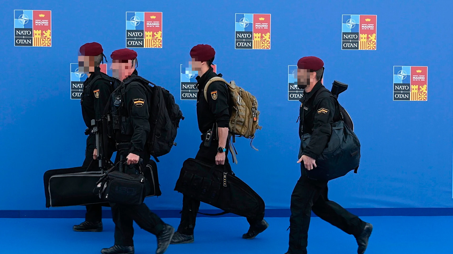 Miembros de la policía nacional a su llegada a la primera jornada de la cumbre de la OTAN en el pabellón de Ifema en Madrid.