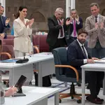 Los diputados del PP aplauden al presidente de la Comunidad de Murcia, Fernando López Miras, tras su intervención hoy miércoles en la segunda sesión del Debate del Estado de la Región en la Asamblea Regional.