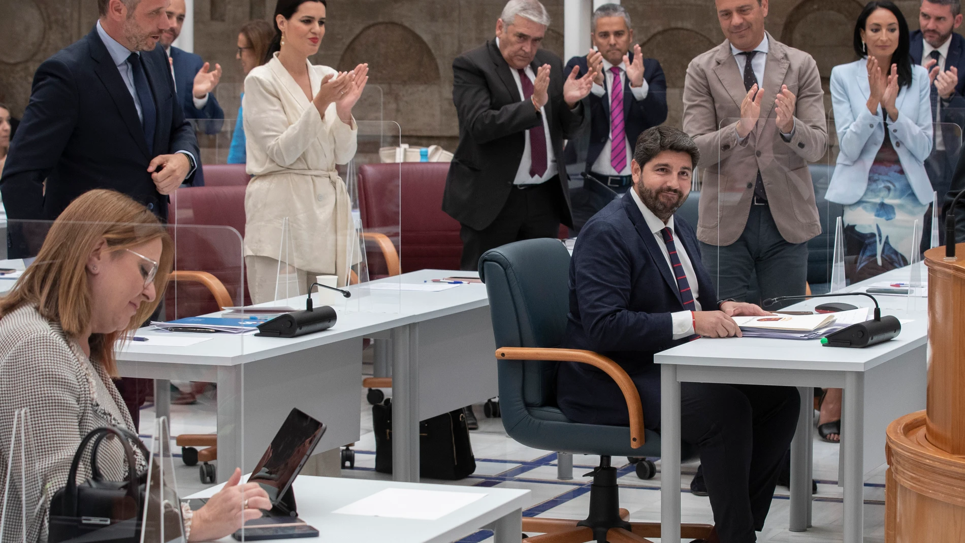 Los diputados del PP aplauden al presidente de la Comunidad de Murcia, Fernando López Miras, tras su intervención hoy miércoles en la segunda sesión del Debate del Estado de la Región en la Asamblea Regional.