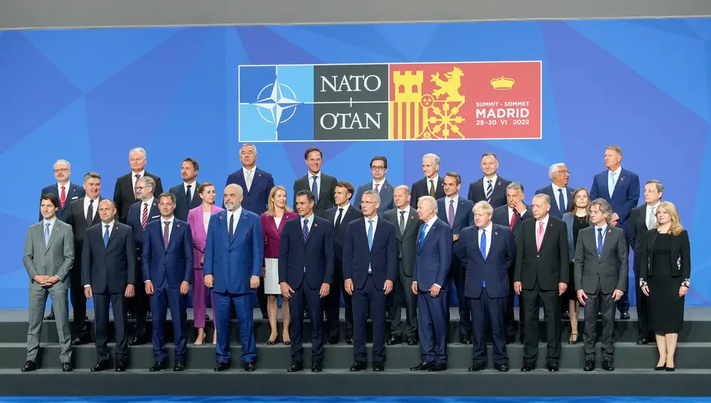Foto de familia de los asistentes a la cumbre de la OTAN, donde solo hay cuatro mujeres