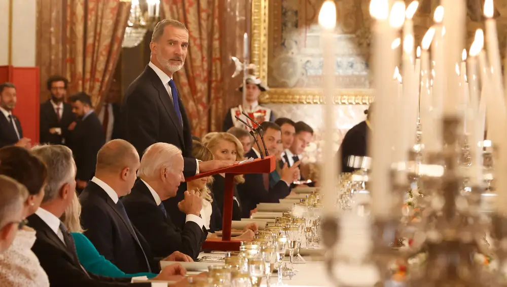 Felipe VI da su discurso frente a los líderes de la OTAN en la cena organizada en el Palacio Real.