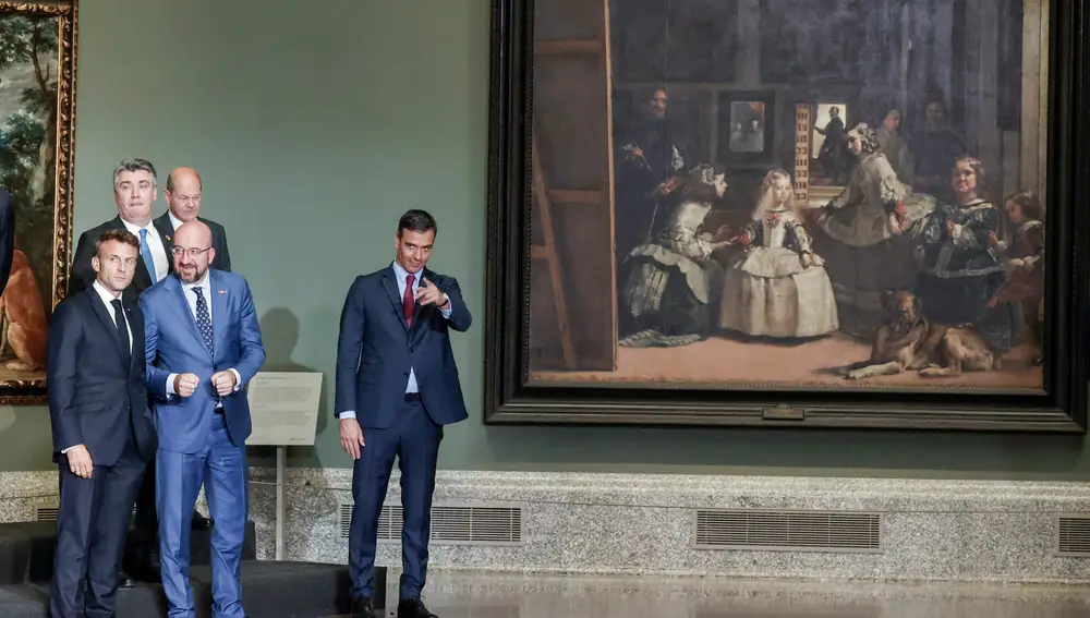 Los invitados posaron junto a &quot;Las Meninas&quot;, de Velázquez