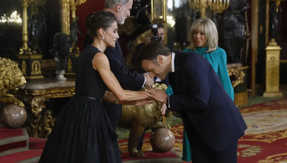 Macron saluda a la Reina Letizia con un beso en la mano