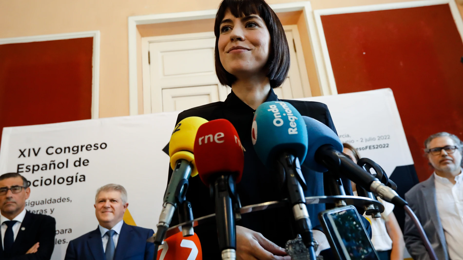 La ministra de Ciencia e Innovación, Diana Morant Ripoll, ofrece declaraciones a los medios de comunicación a su llegada a la inauguración del XIV Congreso Español de Sociología, en el Teatro Romea, en Murcia