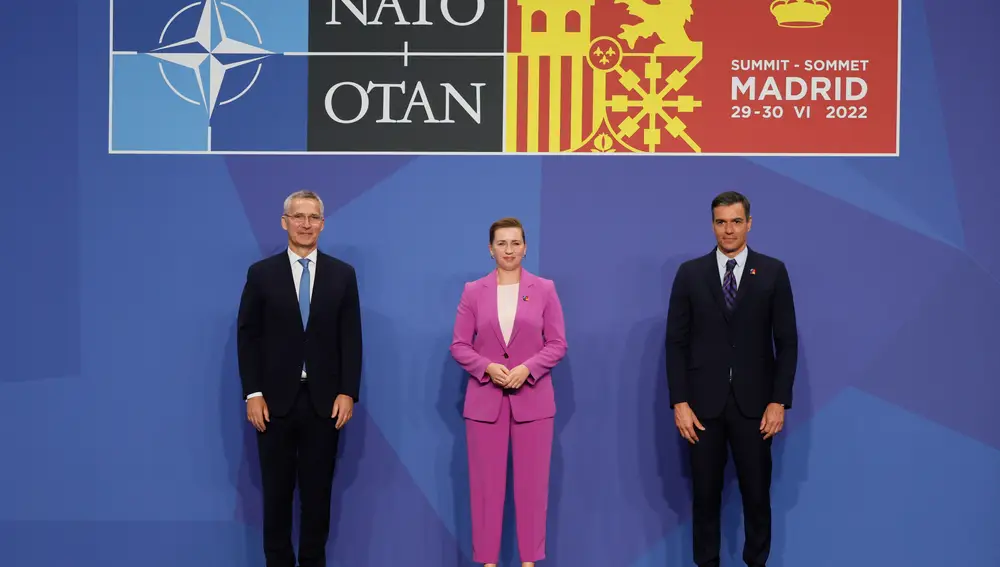 MADRID, 29/06/2022.- El presidente del Gobierno, Pedro Sánchez (d) junto con el secretario general de la OTAN, Jens Stoltenberg (i), y primera minsitra danesa, Mette Frederiksen (c), posan para la foto oficial durante la primera jornada de la cumbre de la OTAN que se celebra este miércoles en el recinto de Ifema, en Madrid. EFE/JUANJO MARTIN